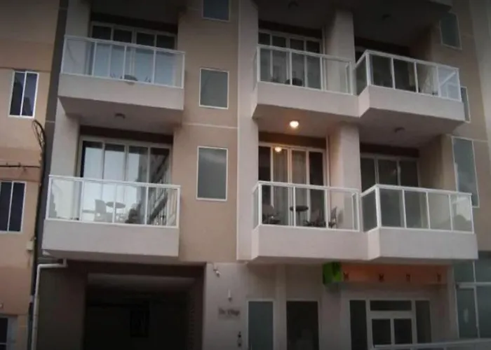 The Village 4* セント・ポールズ・ベイ